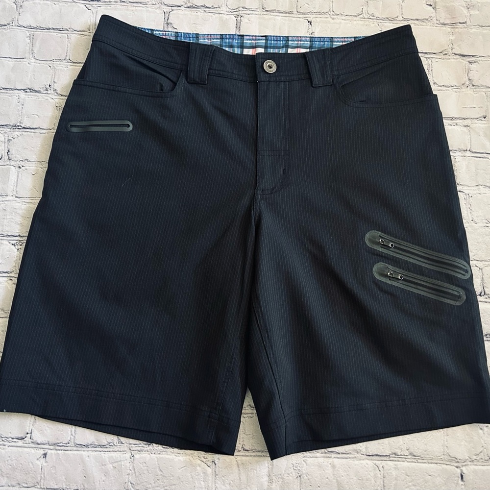 LULULEMON men’s size 36 black pin Kahuna stripe cargo shorts in great shape